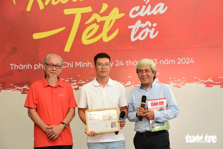 Ông Nguyễn Hoài Bảo - chuyên gia Điểu học (ngoài cùng bên trái) gửi tặng tác giả Phan Quốc Cường món quà đặc biệt sau khi đọc bài 