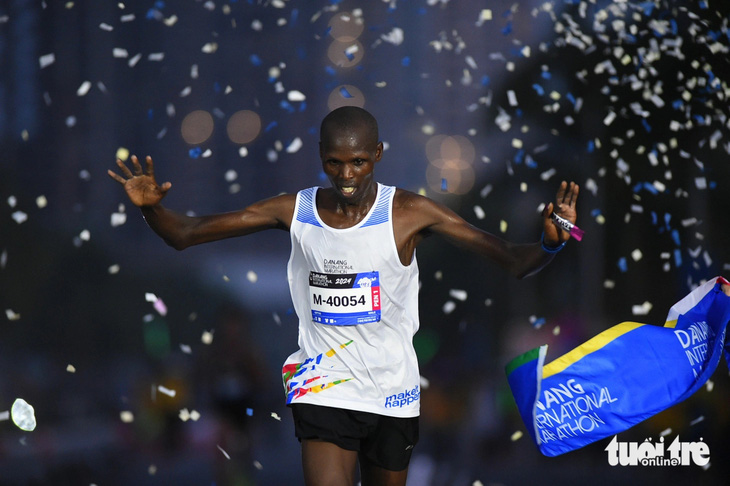 Vận động viên nam người Kenya, Kiptoo Edwin, giành chức vô địch cự ly marathon - Ảnh: NL