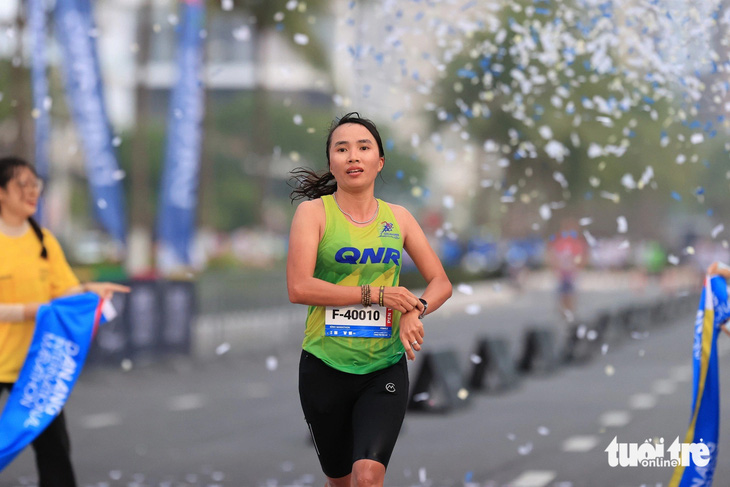 “Nữ hoàng chân đất” Phạm Thị Bình vô địch cự ly marathon hạng mục nữ - Ảnh: NL