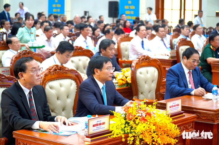 Thủ tướng Chính phủ Phạm Minh Chính cùng lãnh đạo các sở ngành tại hội nghị - Ảnh: MẬU TRƯỜNG