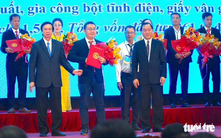 Lãnh đạo Tỉnh ủy, UBND tỉnh Tiền Giang trao giấy chứng nhận đầu tư cho nhà đầu tư - Ảnh: MẬU TRƯỜNG