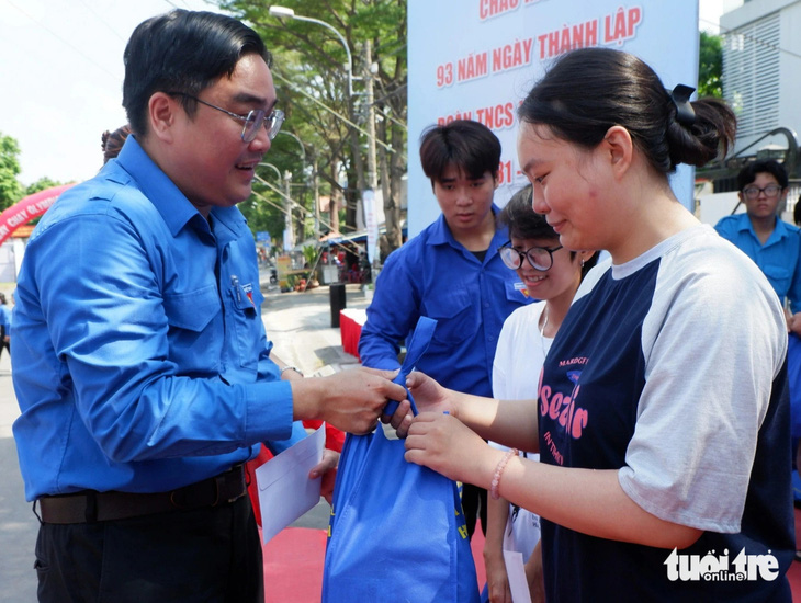 Phó bí thư thường trực Thành Đoàn TP.HCM Ngô Minh Hải (trái) trao quà cho công nhân khó khăn tại quận Bình Tân (TP.HCM) trong Ngày Đoàn viên - Ngày làm việc tốt - Ảnh: K.ANH