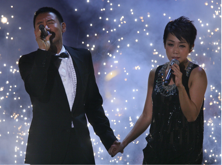Ca sĩ Trương Học Hữu và Lâm Ức Liên trong lần biểu diễn tại lễ trao giải Giải thưởng Điện ảnh Hong Kong vào tháng 4-2009.