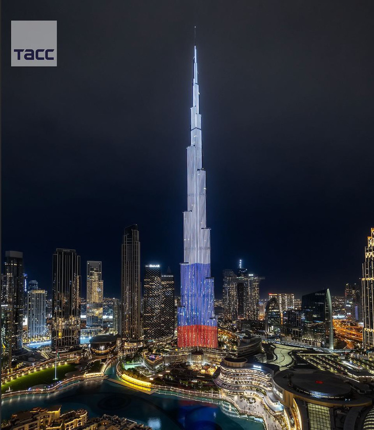 Tòa nhà cao nhất thế giới trong màu cờ Nga - Ảnh: TASS 