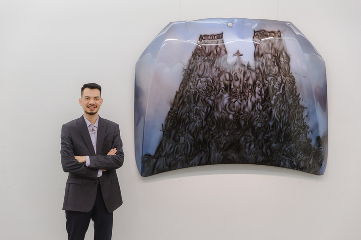 Họa sĩ Trịnh Minh Tiến bên tác phẩm Thủy Phủ được trao giải cao nhất cuộc thi UOB Painting of the year - Ảnh: NVCC