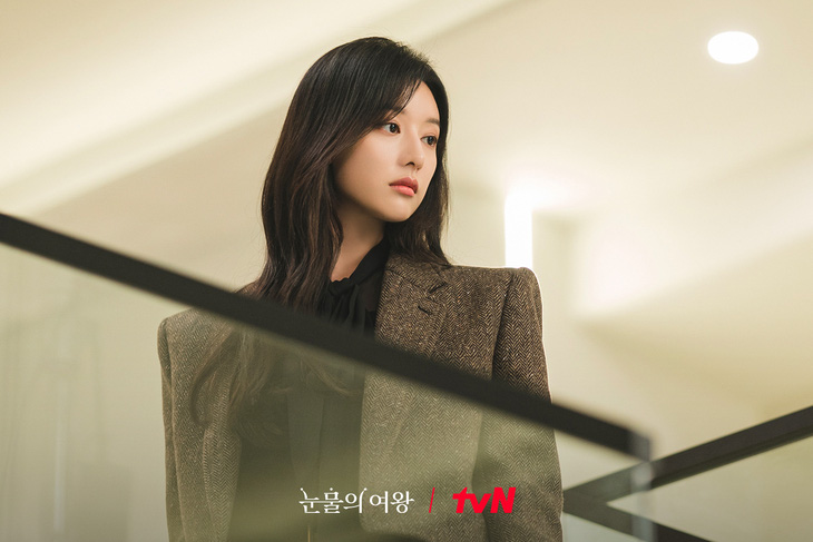 Kim Ji Won cho biết bản thân đã nỗ lực rất nhiều để có thể hóa thân vào vai nàng tiểu thư nhà tài phiệt một cách hoàn hảo nhất - Ảnh: SOOMPI