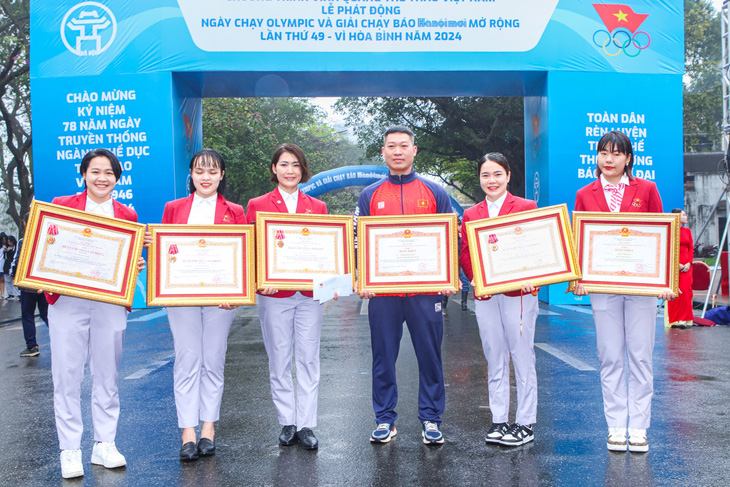 Các thành viên đội tuyển karate Việt Nam giành huy chương vàng Asiad 19 được vinh danh, nhận Huân chương Lao động của Chủ tịch nước, bằng khen của Thủ tướng Chính phủ - Ảnh: BÙI LƯỢNG