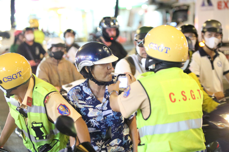 Lực lượng cảnh sát giao thông xử phạt vi phạm nồng độ cồn - Ảnh: M.HÒA