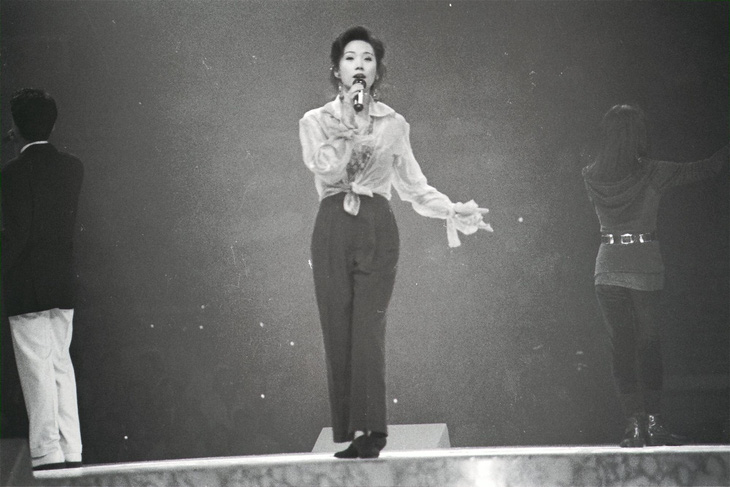 Nữ ca sĩ biểu diễn tại sân khấu Hồng Khám, Hong Kong vào năm 1992