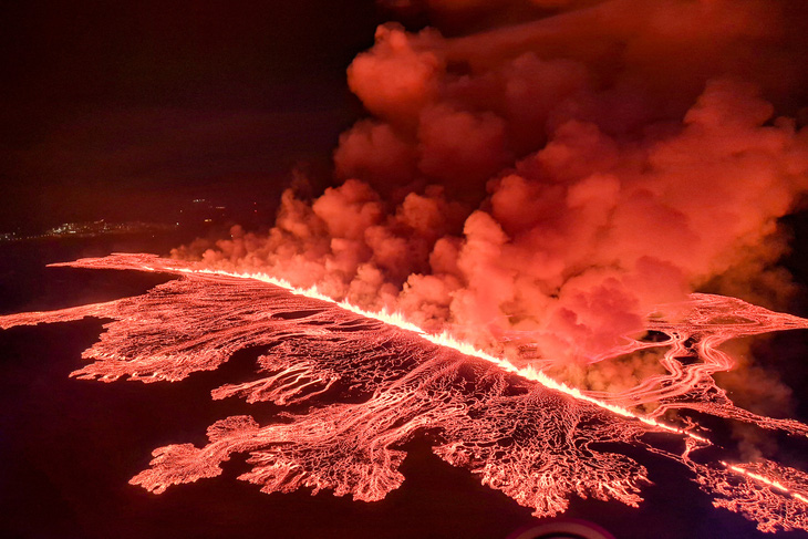 Khói cuồn cuộn và dung nham chảy ra từ vụ phun trào núi lửa ở phía Tây Iceland - Ảnh: AFP