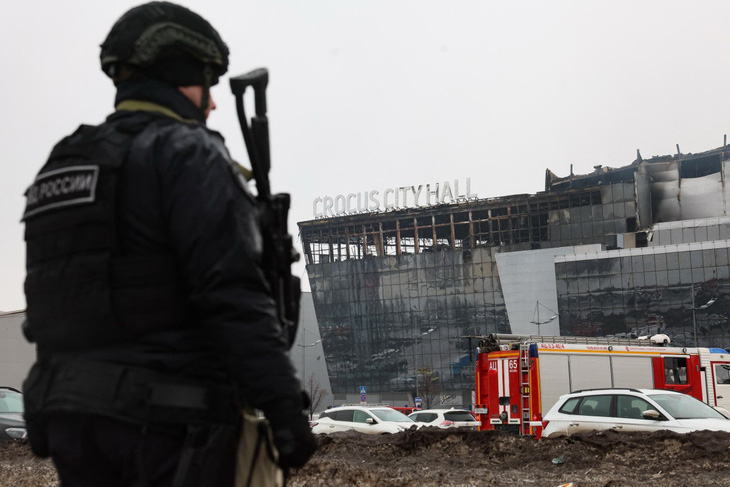 Nhân viên an ninh đứng gác tại hiện trường vụ tấn công khủng bố ở Krasnogorsk, ngoại ô thủ đô Matxcơva (Nga) ngày 23-3 - Ảnh: AFP