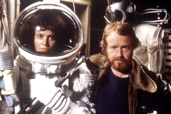 Ridely Scott (phải) - cha đẻ của Alien và diễn viên Sigourney Weaver năm 1979, lúc đang quay bộ phim Alien - Ảnh: Nostalgia Curator