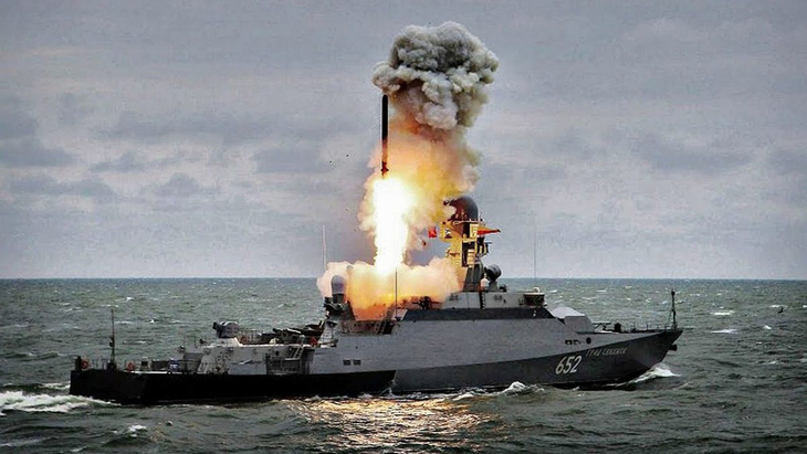 Quân đội Ukraine tuyên bố phá hủy hai tàu đổ bộ cỡ lớn và nút giao liên lạc quan trọng của Hạm đội Biển Đen Nga ở bán đảo Crimea ngày 24-3 - Ảnh: ARMYINFORM