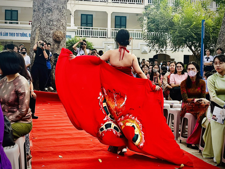 Bộ váy áo lấy cảm hứng từ hình ảnh mạnh mẽ và hùng vĩ của những di sản văn hóa của vùng đất Hà Nội - Quảng Ninh và sử dụng chất liệu thân thiện môi trường - Ảnh: MỸ DUNG