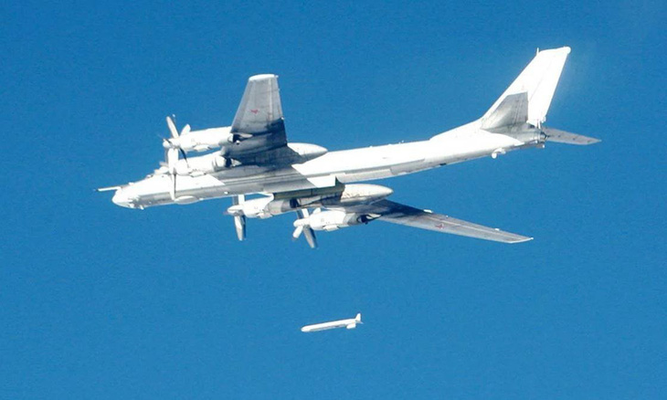 Máy bay ném bom Tu-95MS của Nga phóng tên lửa hành trình hồi năm 2017 - Ảnh: Bộ Quốc phòng Nga