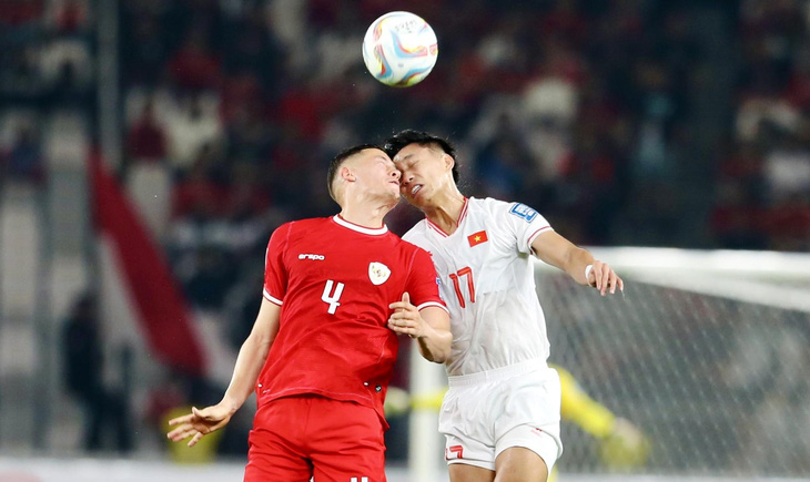 Việt Nam và Indonesia trong trận lượt đi ngày 21-3 trên sân Bung Karno - Ảnh: NGUYÊN KHÔI