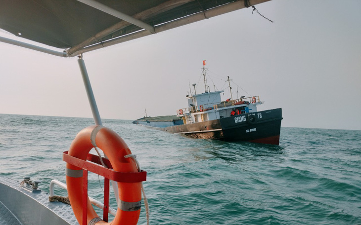 Tàu vận tải chở theo 3.000 tấn xi măng đang chìm trên vùng biển Cù Lao Chàm