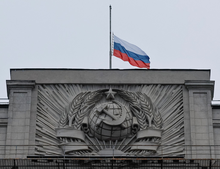 Trụ sở Duma Quốc gia Nga hạ cờ trong ngày quốc tang 24-3 - Ảnh: REUTERS