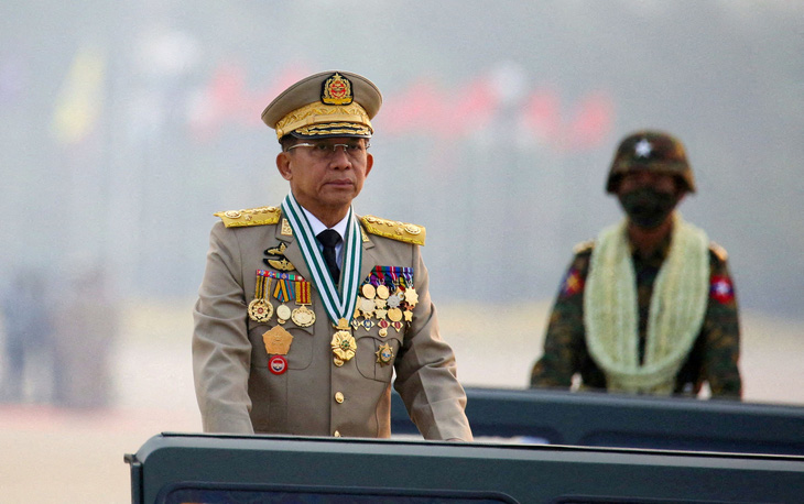 Tướng Min Aung Hlaing và các lãnh đạo quân sự Myanmar đang đối mặt với thách thức từ các lực lượng dân tộc thiểu số và kháng chiến - Ảnh: REUTERS