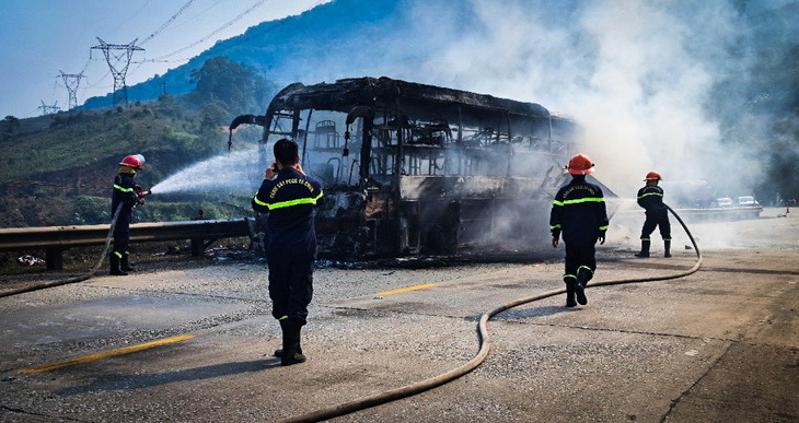 Dù được lực lượng cảnh sát phòng cháy chữa cháy tiếp cận dập lửa nhưng chiếc xe khách đã cháy trơ khung - Ảnh: Người dân cung cấp