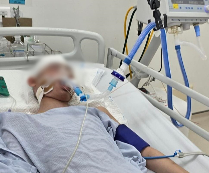 Nam sinh đang được điều trị tại bệnh viện - Ảnh: Người thân nạn nhân cung cấp