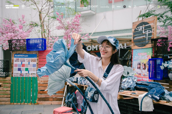 Chị Nguyễn Yến khởi nghiệp thành công bằng việc làm túi xách từ vải quần jeans cũ - Ảnh NVCC