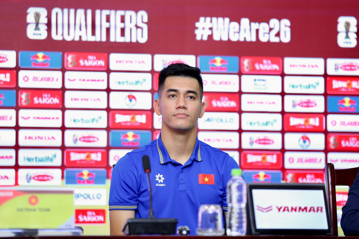 Tiền đạo Tiến Linh trong buổi họp báo trước trận gặp Indonesia - Ảnh: HOÀNG TÙNG