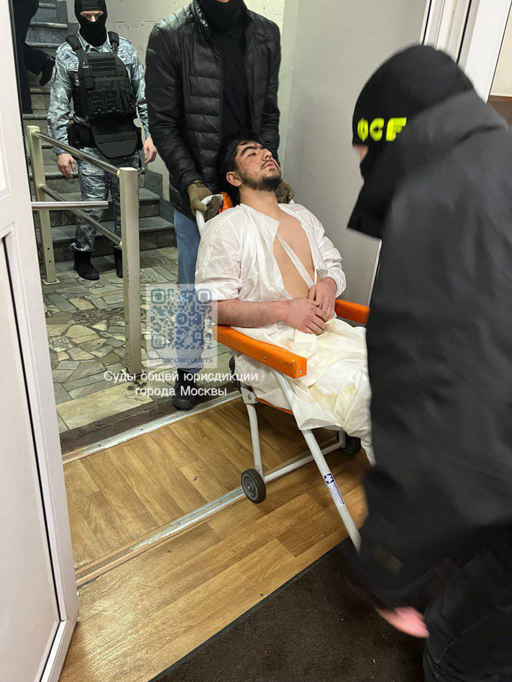 Nghi phạm Muhammadsobir Fayzov gặp khó khăn khi giao tiếp và phải có bác sĩ đi cùng - Ảnh: TÒA ÁN QUẬN BASMANNY