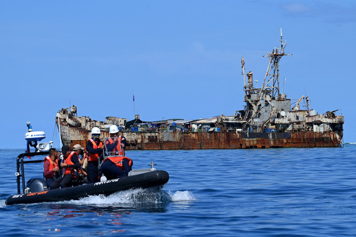 Lực lượng tuần duyên Philippines tiếp cận xác tàu chiến Sierra Madre ở khu vực bãi Cỏ Mây vào tháng 11-2023 - Ảnh: AFP