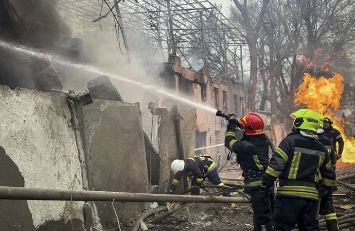 Lực lượng cứu hỏa dập lửa ở Odessa sau một cuộc không kích của Nga vào giữa tháng 3-2024 - Ảnh: AFP