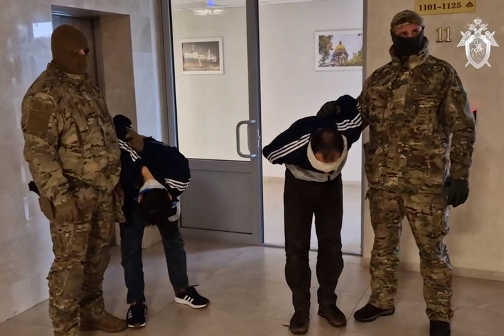 Hình ảnh lấy từ video do Ủy ban Điều tra Nga công bố ngày 24-3, cho thấy nhân viên an ninh áp giải nghi phạm tấn công khủng bố ở Nga - Ảnh: AFP