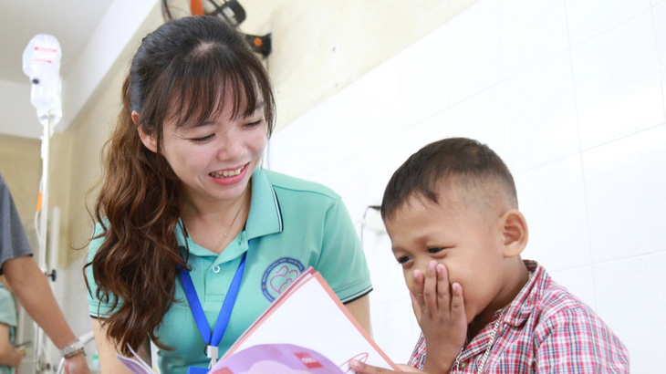 Bé ALăng Hải Quan xem chị Bình như người thân trong suốt hơn sáu năm gắn bó - Ảnh: ĐOÀN NHẠN