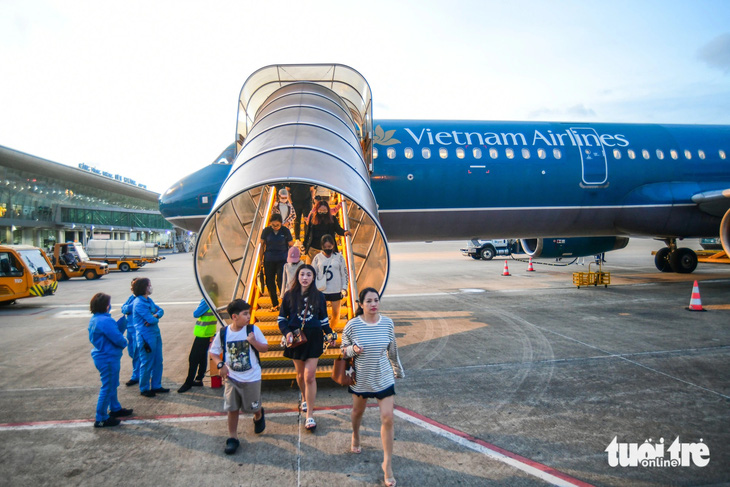 Hành khách bay chuyến TP.HCM - Lâm Đồng xuống máy bay tại sân bay Liên Khương - Ảnh: QUANG ĐỊNH