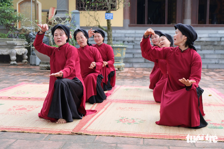 Các nghệ nhân phường xoan Thét biểu diễn một bài hát xoan ngay tại đình làng Thét - Ảnh: ĐẬU DUNG