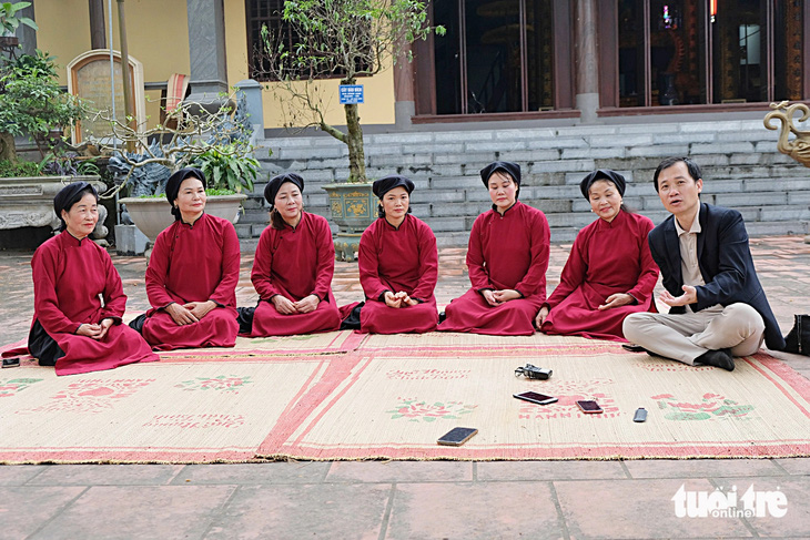 Nhà nghiên cứu Nguyễn Quang Long (bìa phải) và các nghệ nhân phường xoan Thét - Ảnh: ĐẬU DUNG