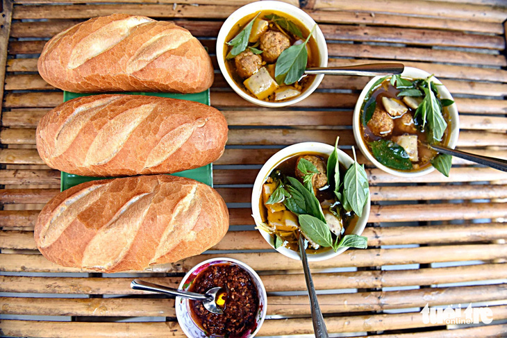 Ngoài bánh mì kẹp truyền thống, thế giới bánh mì Việt Nam phong phú và tinh vi một cách thú vị, trong ảnh là bánh mì xíu mại - Ảnh: DUYÊN PHAN