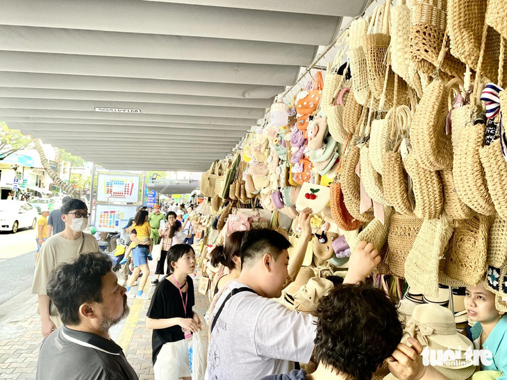 Khách nước ngoài mua sắm ở chợ Hàn - Ảnh: TRƯỜNG TRUNG
