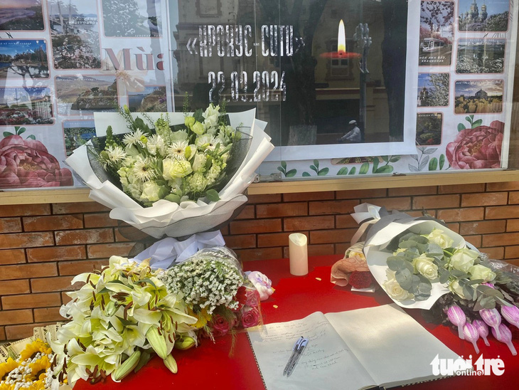Nhiều công dân Nga tại Đà Nẵng và người dân yêu mến nước Nga đã ghi những lời chia buồn cùng gia đình các nạn nhân sáng 25-3 - Ảnh: TRƯỜNG TRUNG