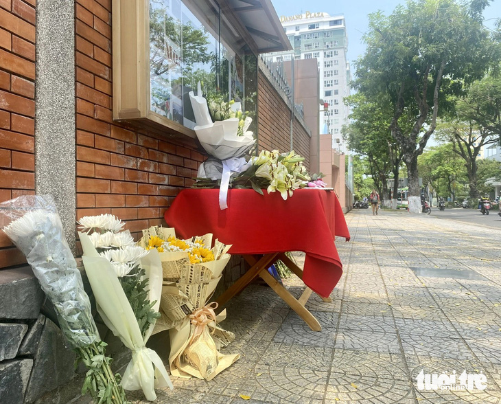 Đặt hoa tưởng niệm các nạn nhân vụ tấn công khủng bố nhà hát Crocus City Hall trước Tổng lãnh sự quán Liên bang Nga tại Đà Nẵng - Ảnh: TRƯỜNG TRUNG