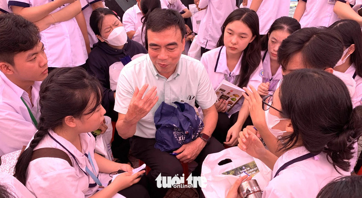 TS Phạm Tấn Hạ tư vấn cách chọn ngành cho học sinh trong Chương trình tư vấn tuyển sinh - hướng nghiệp 2024 - Ảnh: TRẦN HUỲNH