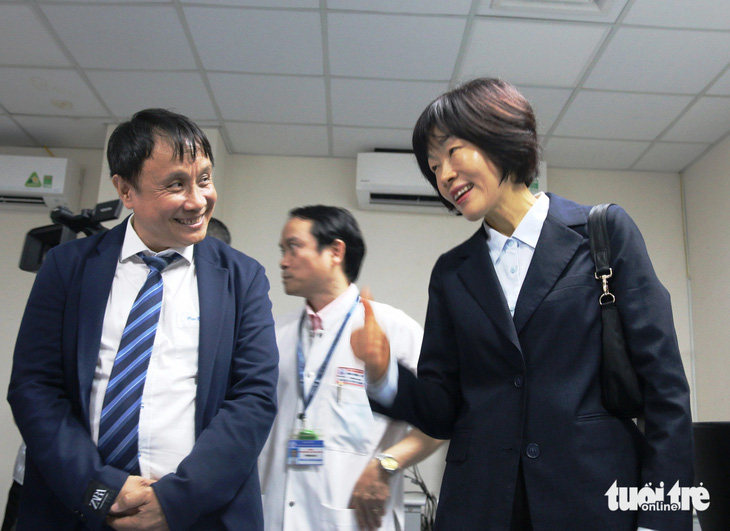 Bà Choi Younsuk (phải) và đoàn của Quốc hội Hàn Quốc thăm, làm việc tại Bệnh viện Trung ương Huế cơ sở 2 - Ảnh: NHẬT LINH