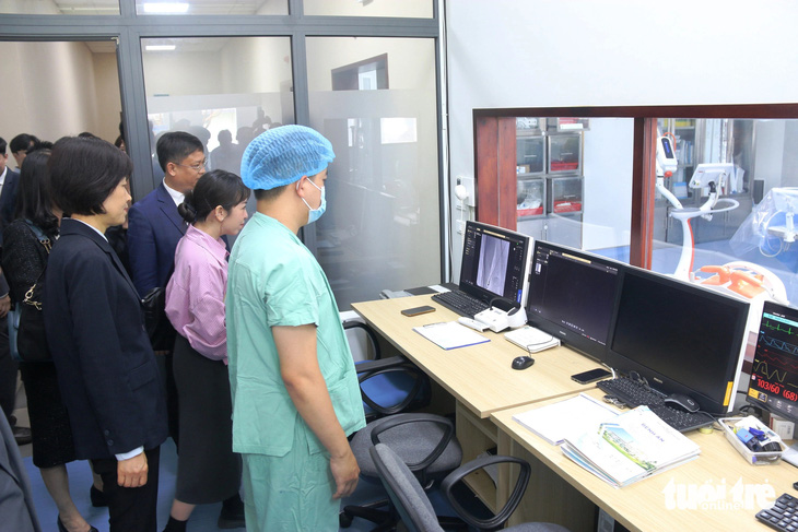 Đoàn đại biểu Quốc hội Hàn Quốc thăm và trực tiếp xem các bác sĩ Việt Nam tại Bệnh viện Trung ương Huế cơ sở 2 thực hiện một ca can thiệp tim mạch  - Ảnh: NHẬT LINH