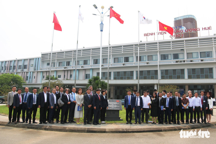 Đoàn đại biểu Quốc hội Hàn Quốc cùng lãnh đạo tỉnh Thừa Thiên Huế chụp ảnh lưu niệm tại Bệnh viện Trung ương Huế cơ sở 2 do phía Hàn Quốc tài trợ - Ảnh: NHẬT LINH