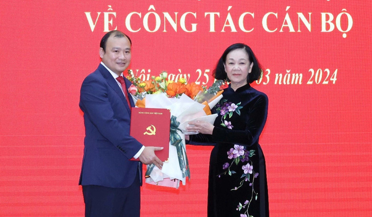 Thường trực Ban Bí thư, Trưởng Ban Tổ chức Trung ương Trương Thị Mai trao quyết định cho ông Lê Hải Bình - Ảnh: TTXVN