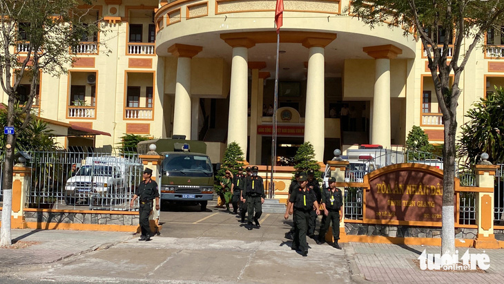 Cảnh sát cơ động và an ninh trước cổng Tòa án nhân dân tỉnh Tiền Giang được siết chặt nhằm bảo vệ an ninh trật tự - Ảnh: HOÀI THƯƠNG