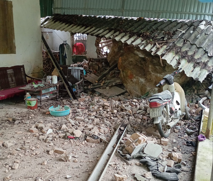 Đá từ trên núi lăn xuống một nhà dân ở xã Cao Dương, huyện Lương Sơn, Hòa Bình do ảnh hưởng của động đất sáng 25-3 ở huyện Mỹ Đức - Ảnh: H. KHÔI