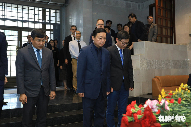 Phó thủ tướng Trần Hồng Hà, Thứ trưởng Bộ Ngoại giao Nguyễn Minh Vũ (bìa trái) đến viếng tại Đại sứ quán Nga ở Hà Nội ngày 25-3 - Ảnh: DANH KHANG
