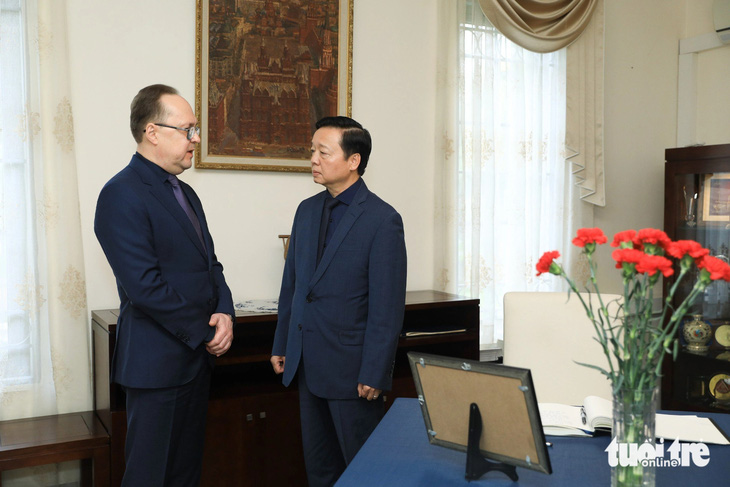 Phó thủ tướng Trần Hồng Hà chia sẻ với Đại sứ Nga tại Việt Nam Gennady Stepanovich Bezdetko sau khi ghi sổ tang - Ảnh: DANH KHANG