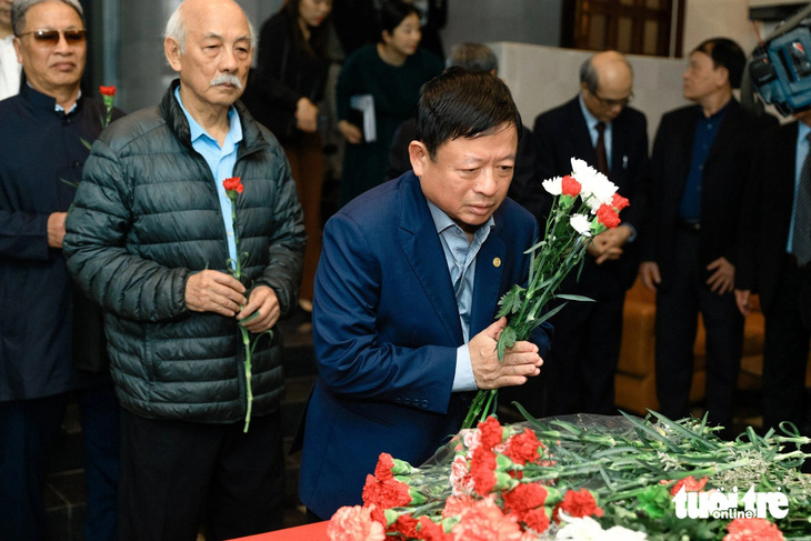 Nhạc sĩ Đỗ Hồng Quân xúc động khi đến đặt hoa tươi để tưởng niệm các nạn nhân trong vụ khủng bố đẫm máu ở Nga - Ảnh: DANH KHANG
