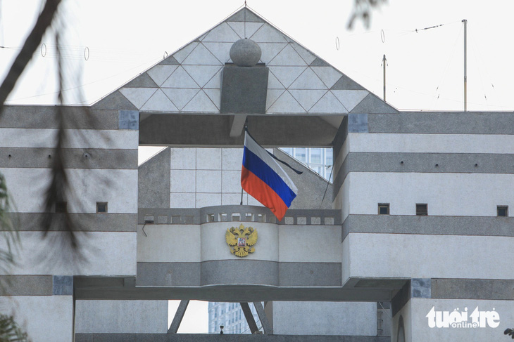 Quốc kỳ Nga với dải băng đen tại Đại sứ quán Nga tại Hà Nội - Ảnh: DANH KHANG
